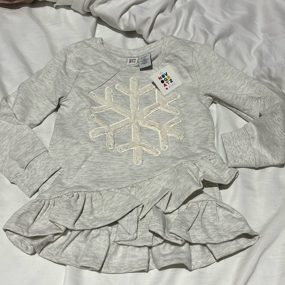 Novogratz kids 5/6 oatmeal sweatshirt 3D snowflake emblem ruffled hemline nwot - Picture 1 of 9